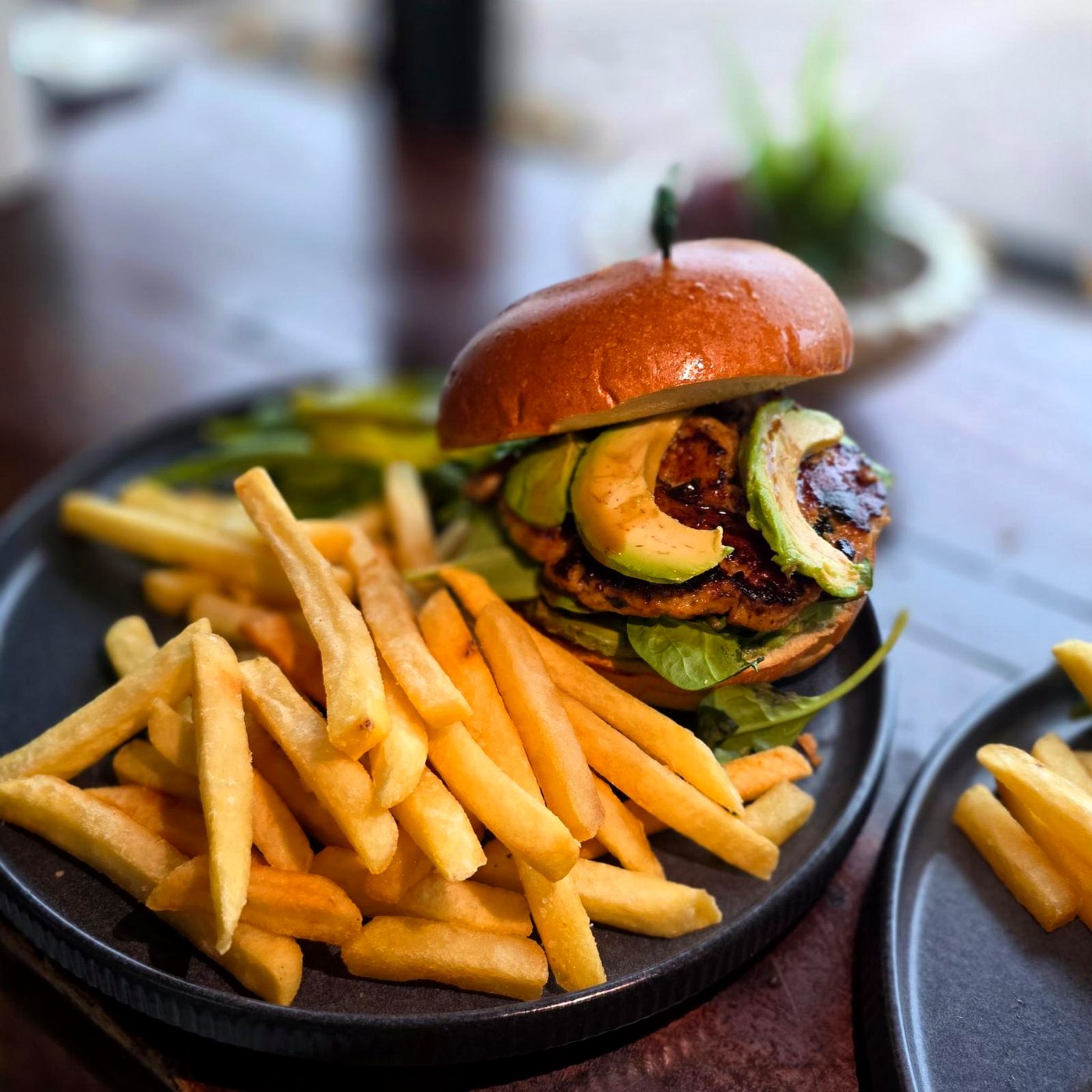 Burger de la casa con aguacate y patatas fritas
