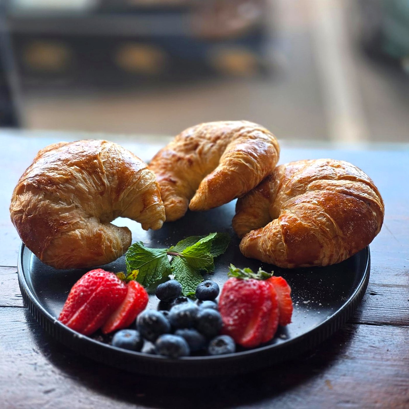 Croissants recién horneados con fresas