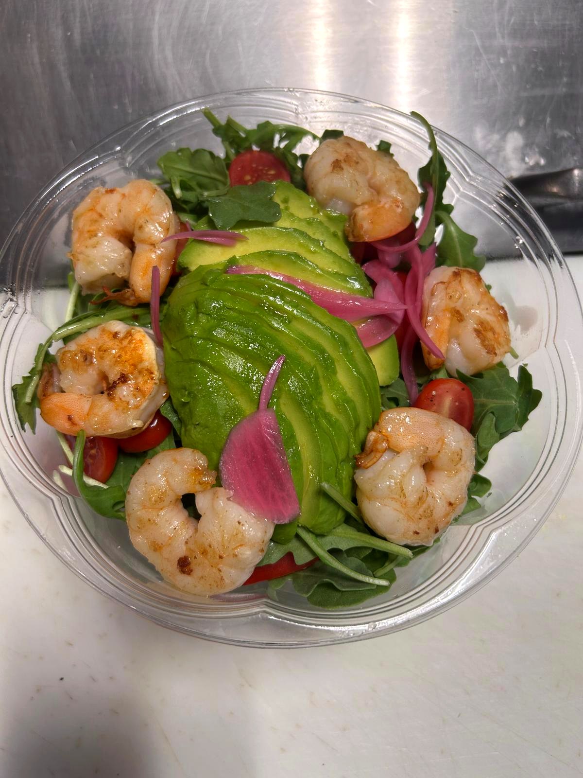 Ensalada fresca con langostinos y aguacate
