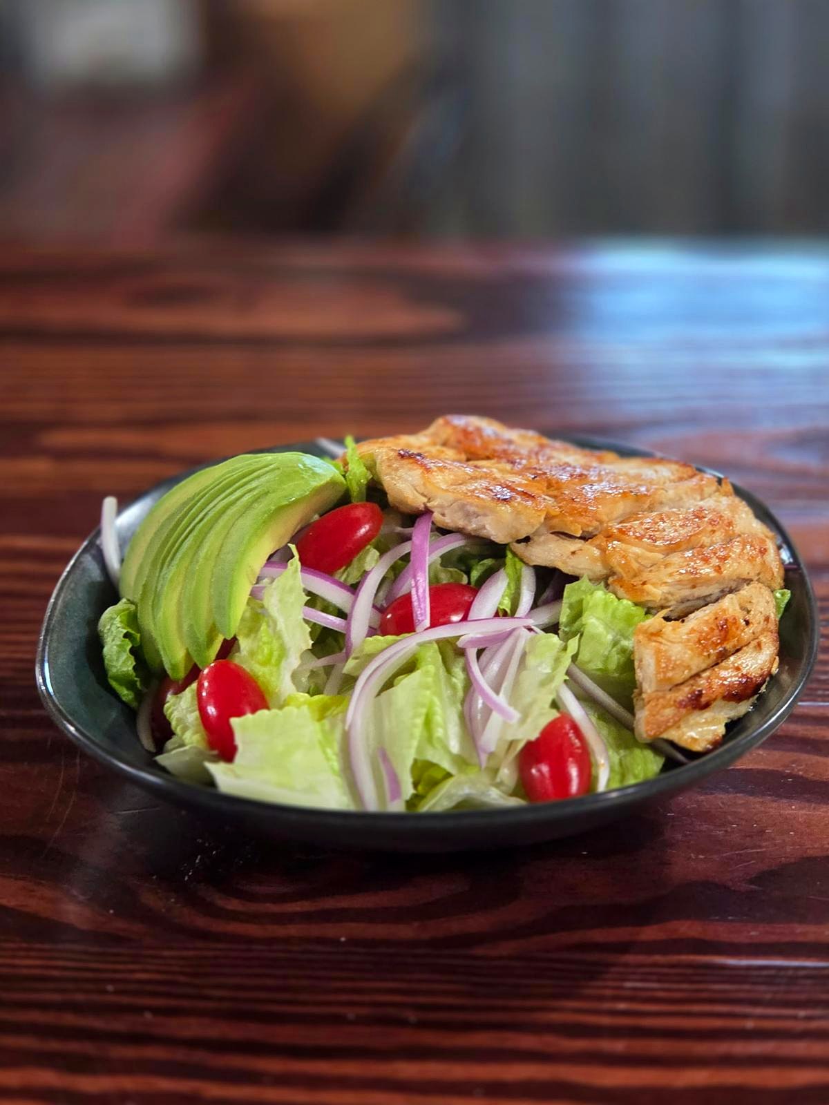 Ensalada con pollo a la plancha y aguacate