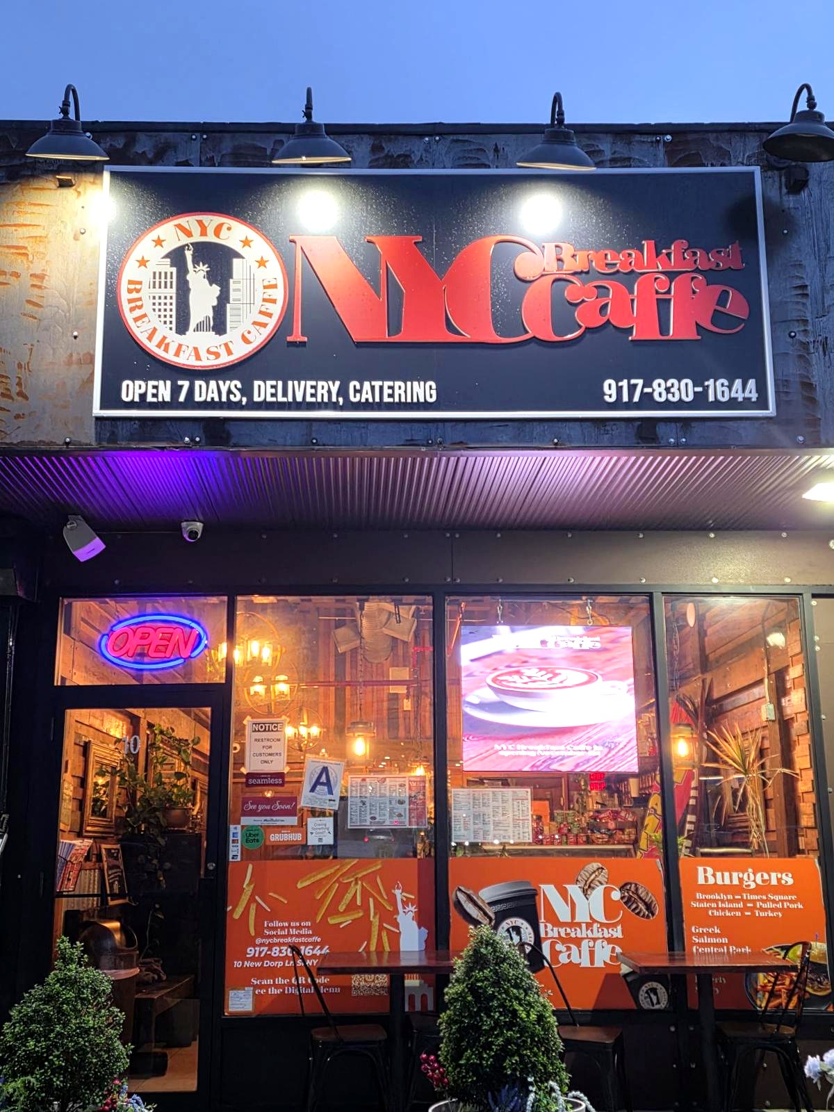 Fachada de NYC Breakfast Caffe de noche