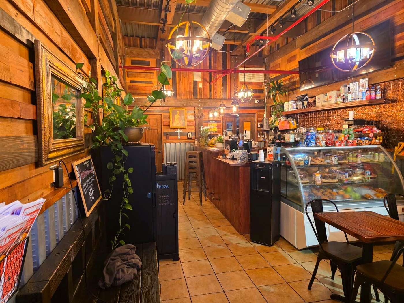 Interior acogedor de NYC Breakfast Caffe