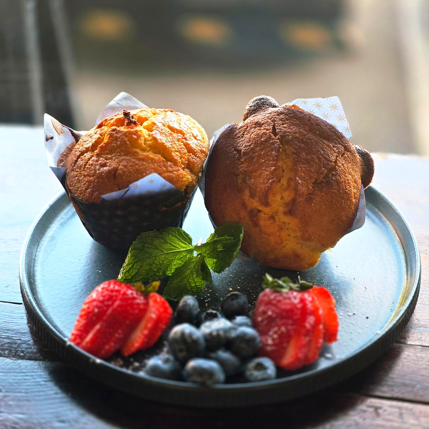 Muffins caseros con fresas y arándanos