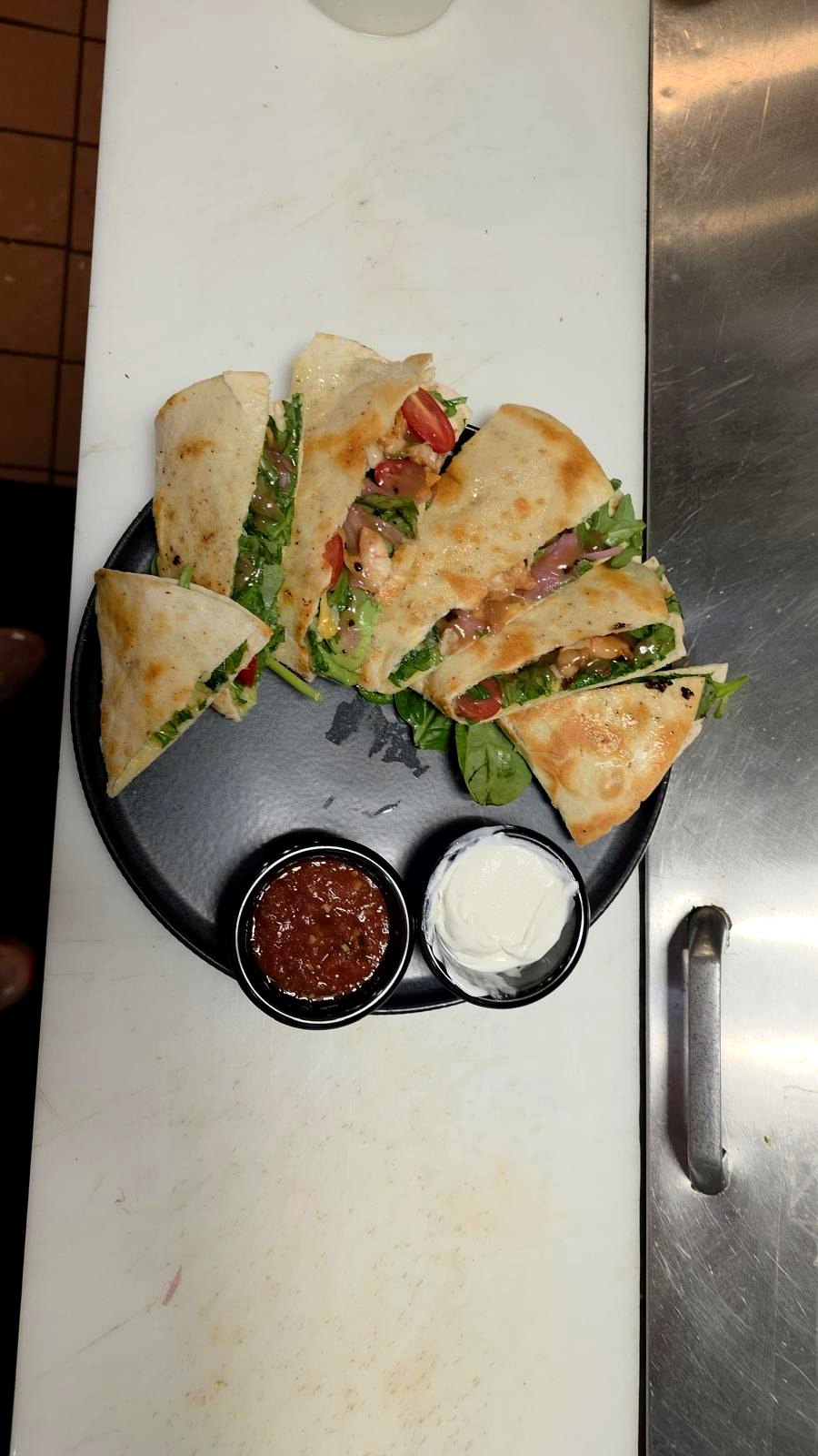 Quesadilla de la casa con guacamole y salsa