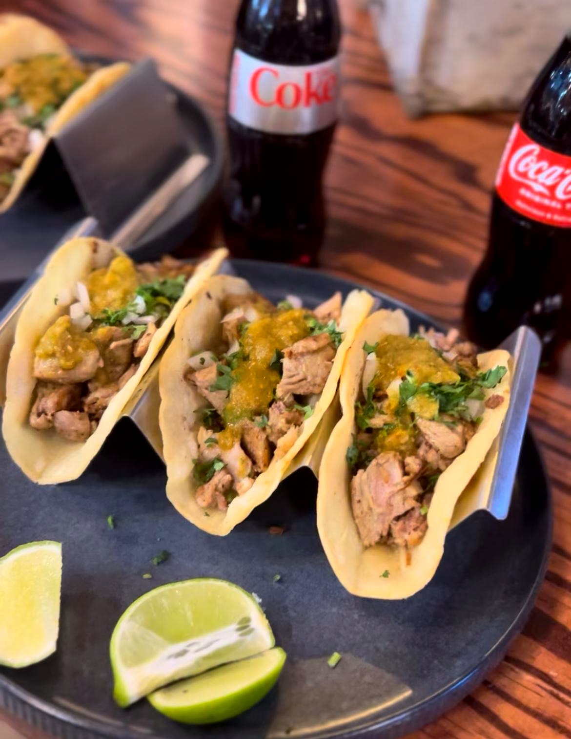 Tacos de la casa con lima y cilantro