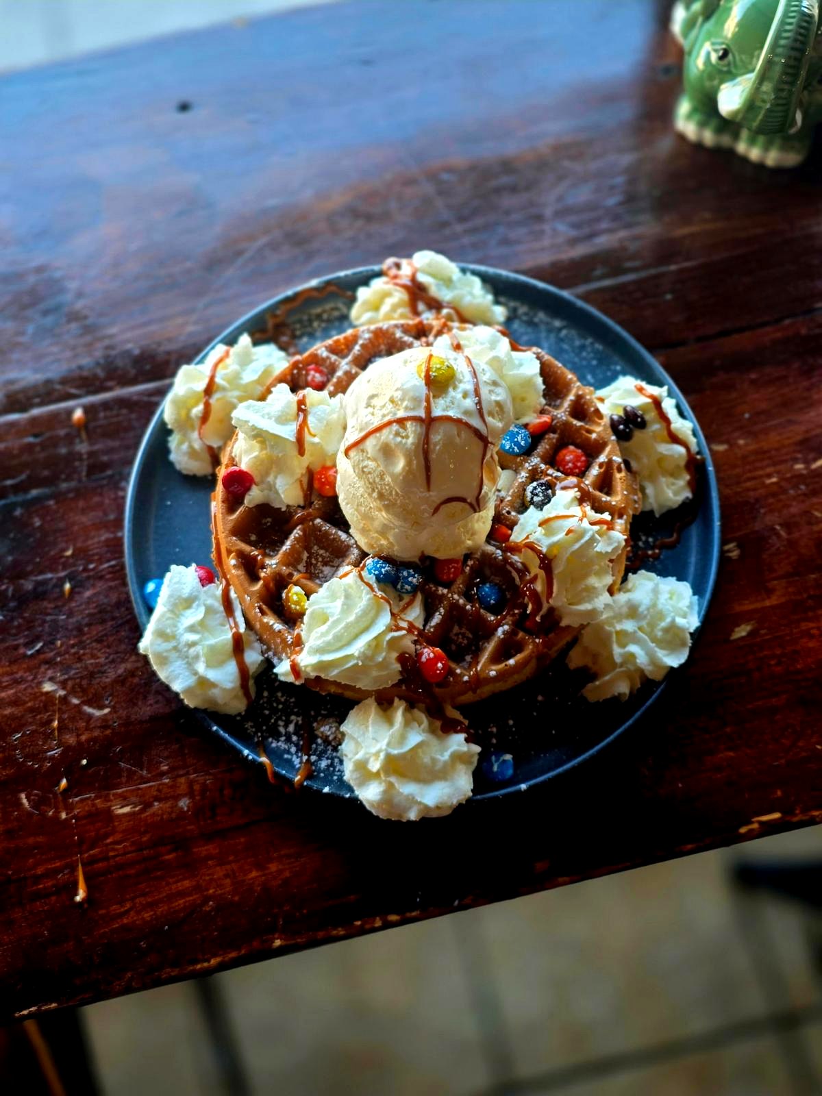Waffle con helado y M&M's
