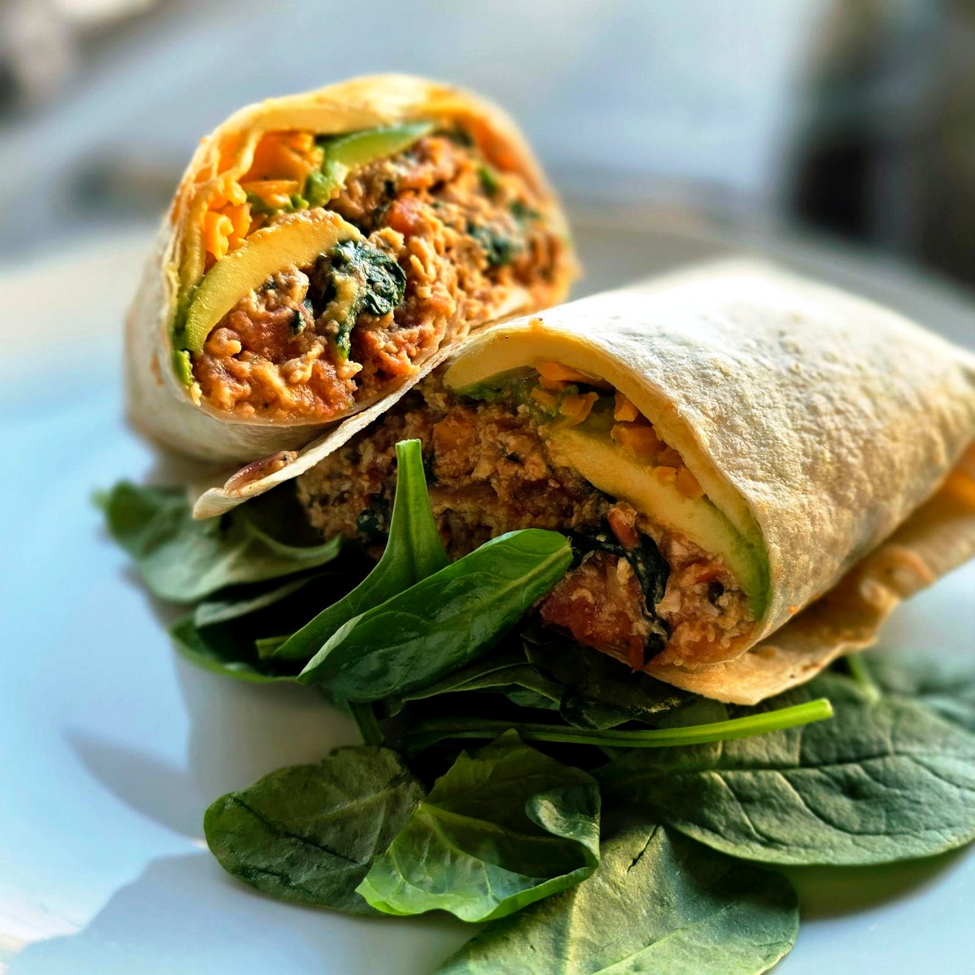 Wrap relleno con aguacate y espinacas